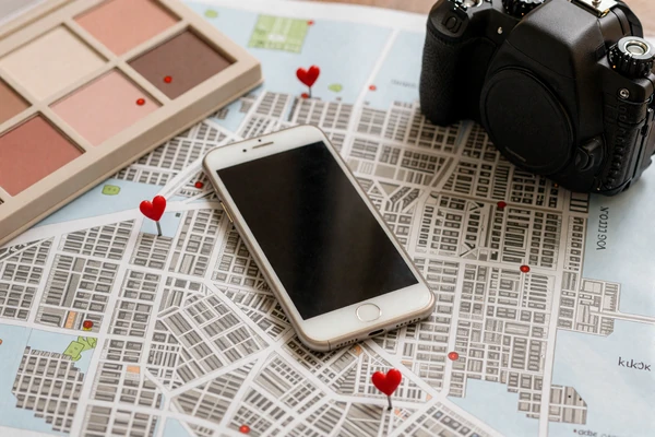 Paper city map with heart-shaped pins and a smartphone, illustrating local versus niche dating app tradeoffs