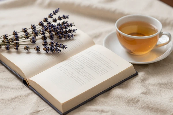 Open book with lavender sprigs and tea, illustrating the article on partners preferring smaller sizes